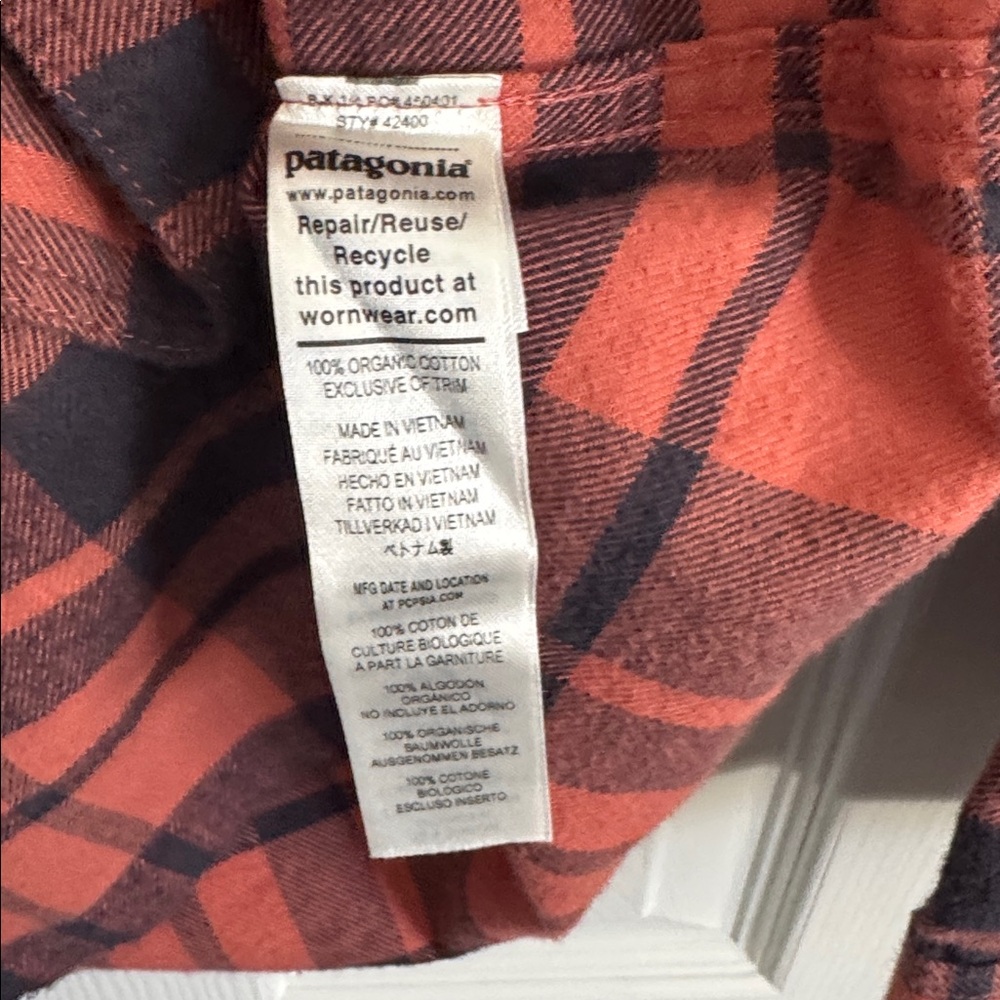 Men’s size small Patagonia brand flannel shirt. - Picture 5 of 5